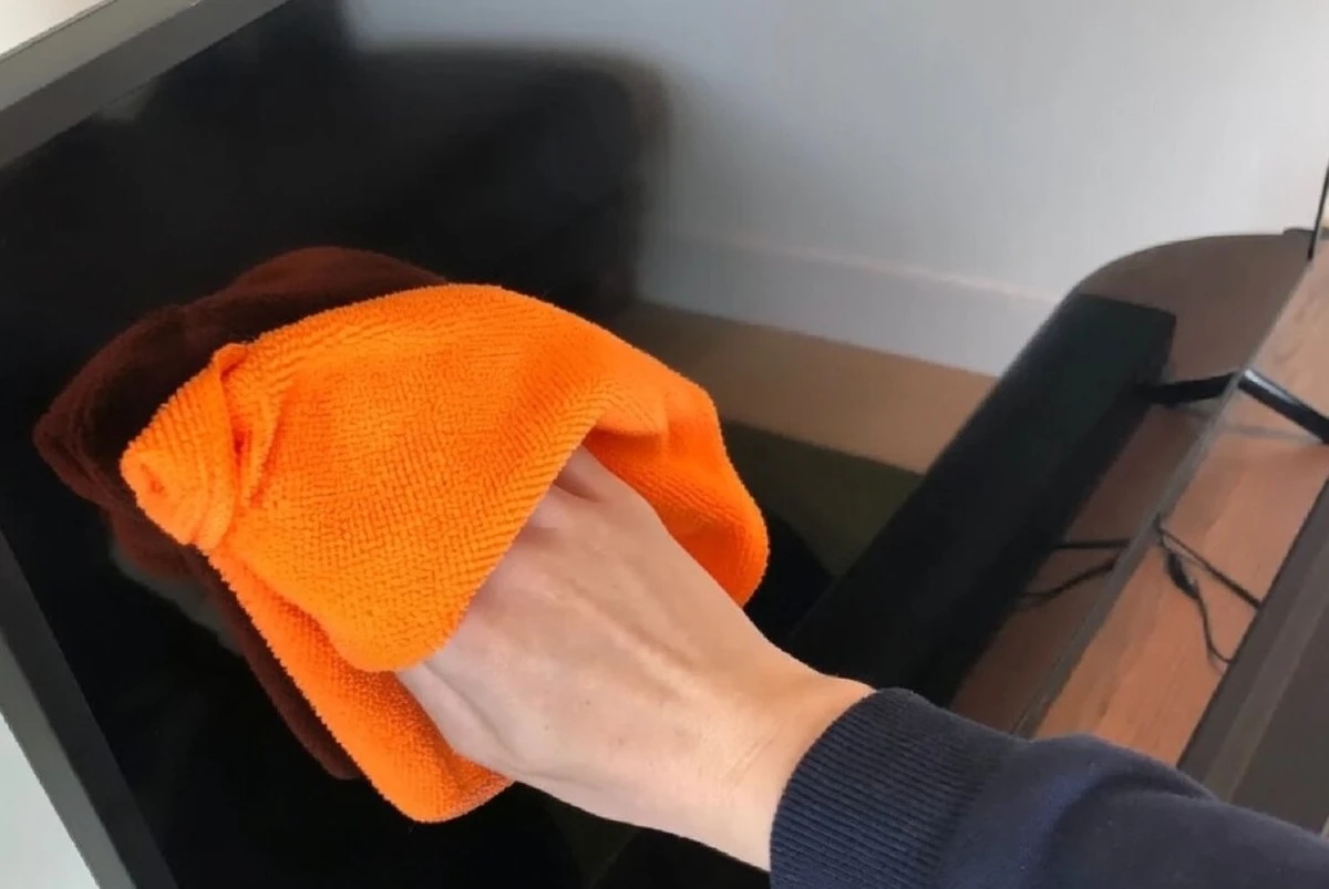 Už žádná každodenní vrstva prachu na televizi: zapamatujte si tento trik