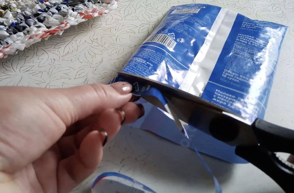 Nyní už nikdy nevyhodíte obaly od mléka: Rozstřihněte je napůl a získáte věc, kterou potřebuje každý!