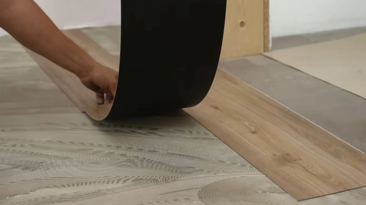 Proč vinylová podlaha nahrazuje laminát: voděodolná alternativa pro každou domácnost