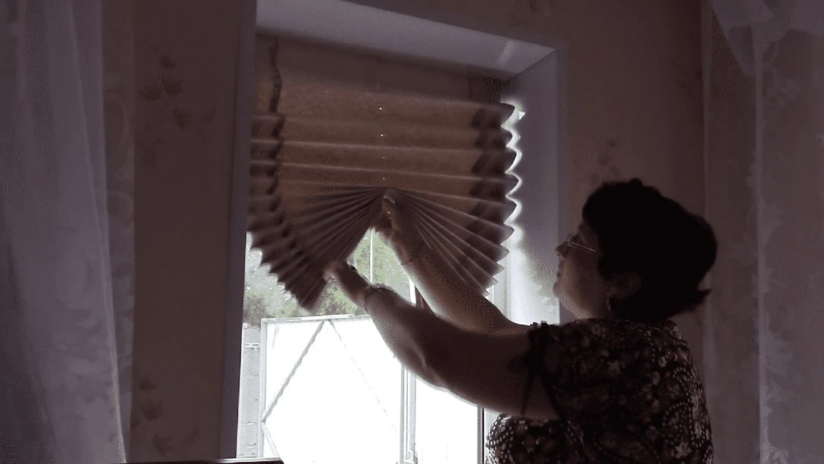 За 200 Kč: z tapet vyrobila šik žaluzie, které promění každé okno