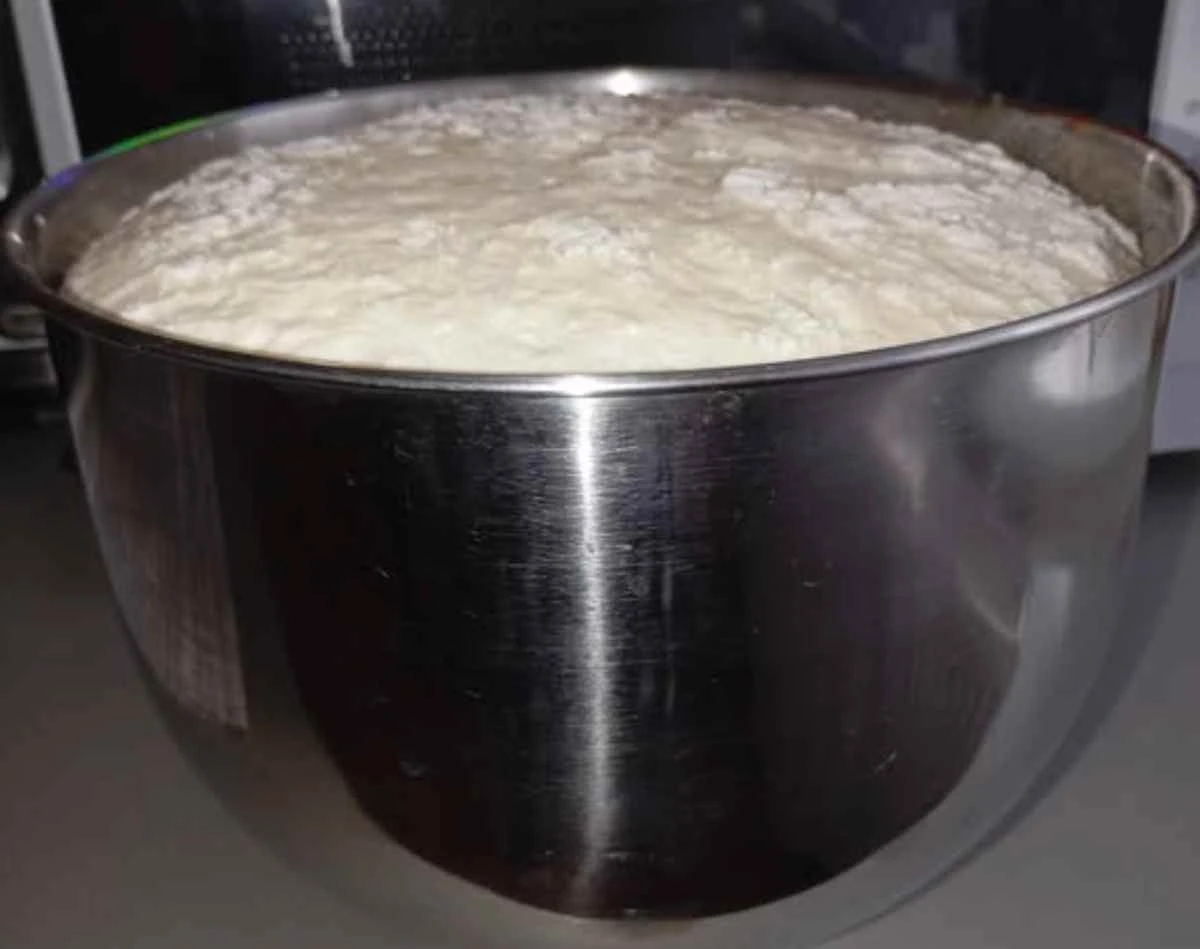 Tajemství nadýchaného langoše: Proč stačí jedna lžíce kefíru pro dokonalou texturu