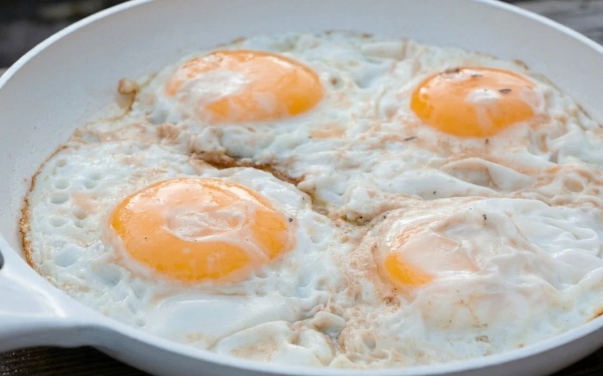 Smažený vajíčko s restaurací chutí: Co dát na pánev pro dokonalý výsledek