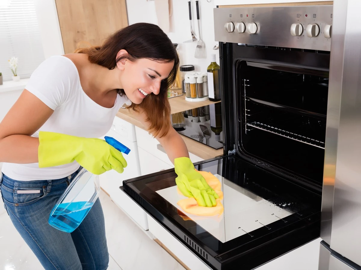Секрет засиявшей духовки: 1 капля из аптечки легко справится с жиром за 2 минуты - image 1