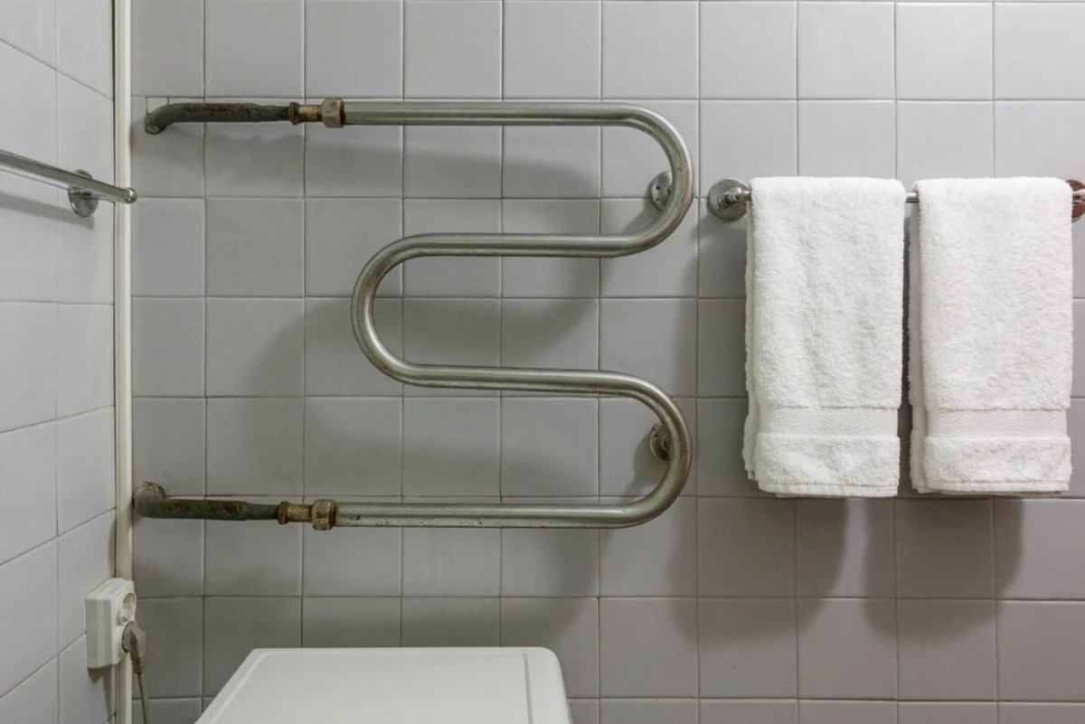 Jak skrýt trubky v koupelně a zachovat přístup: sousedé budou nadšení vašimi řešeními