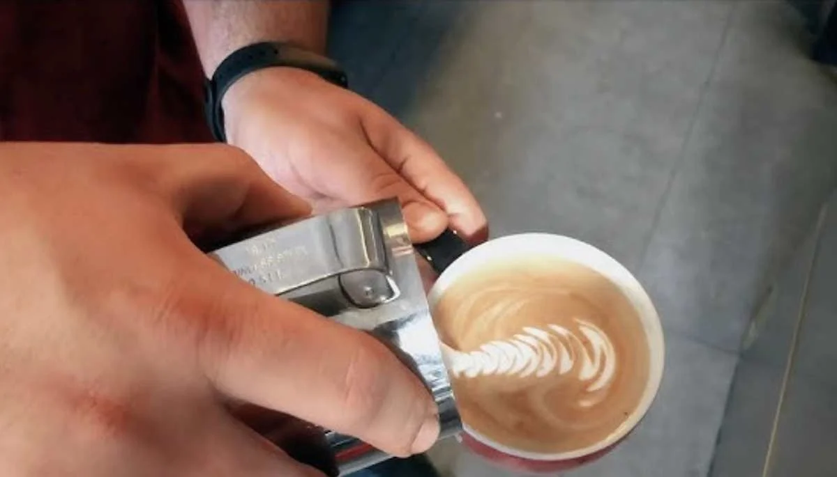 Proč váš ranní rituál s kávou škodí: Trik, který vám změní život