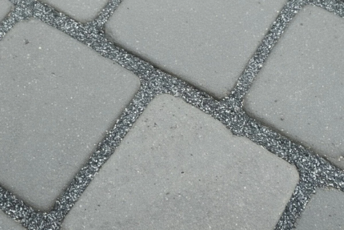 Ani jeden plevel mezi dlaždicemi na cestě celé léto: zasypte spáry jedním prostředkem místo cementu