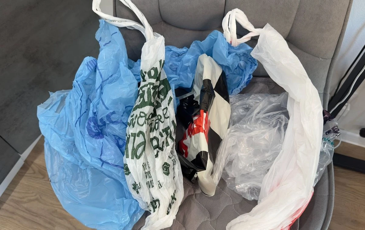 Proč zahradníci dávají houbu na dno květináče (100 % uspěje)