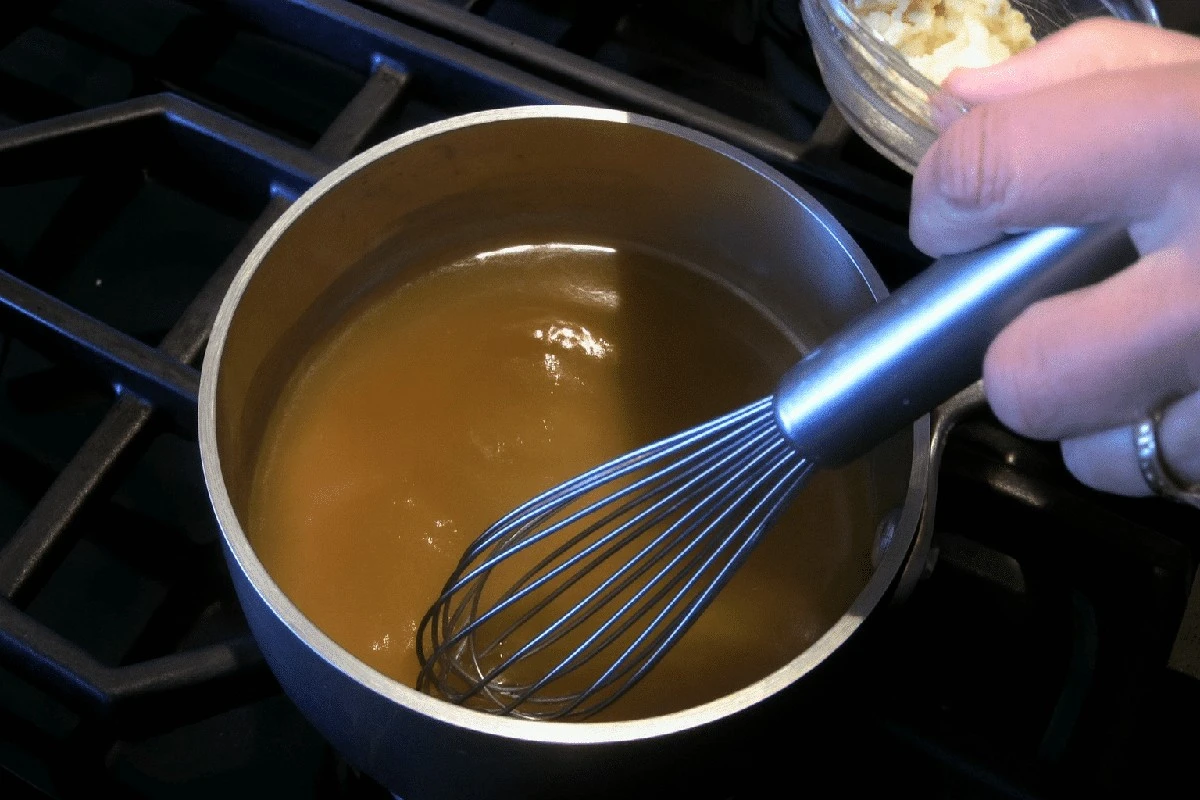 Už žádné hrudky v omáčce: 5 triků šéfkuchařů pro dokonalou konzistenci