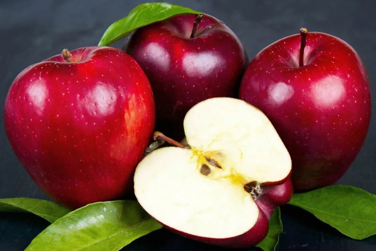 Jablka ze supermarketu vyčistíte za minutu: trik s jedlou sodou, který odstraní vosk