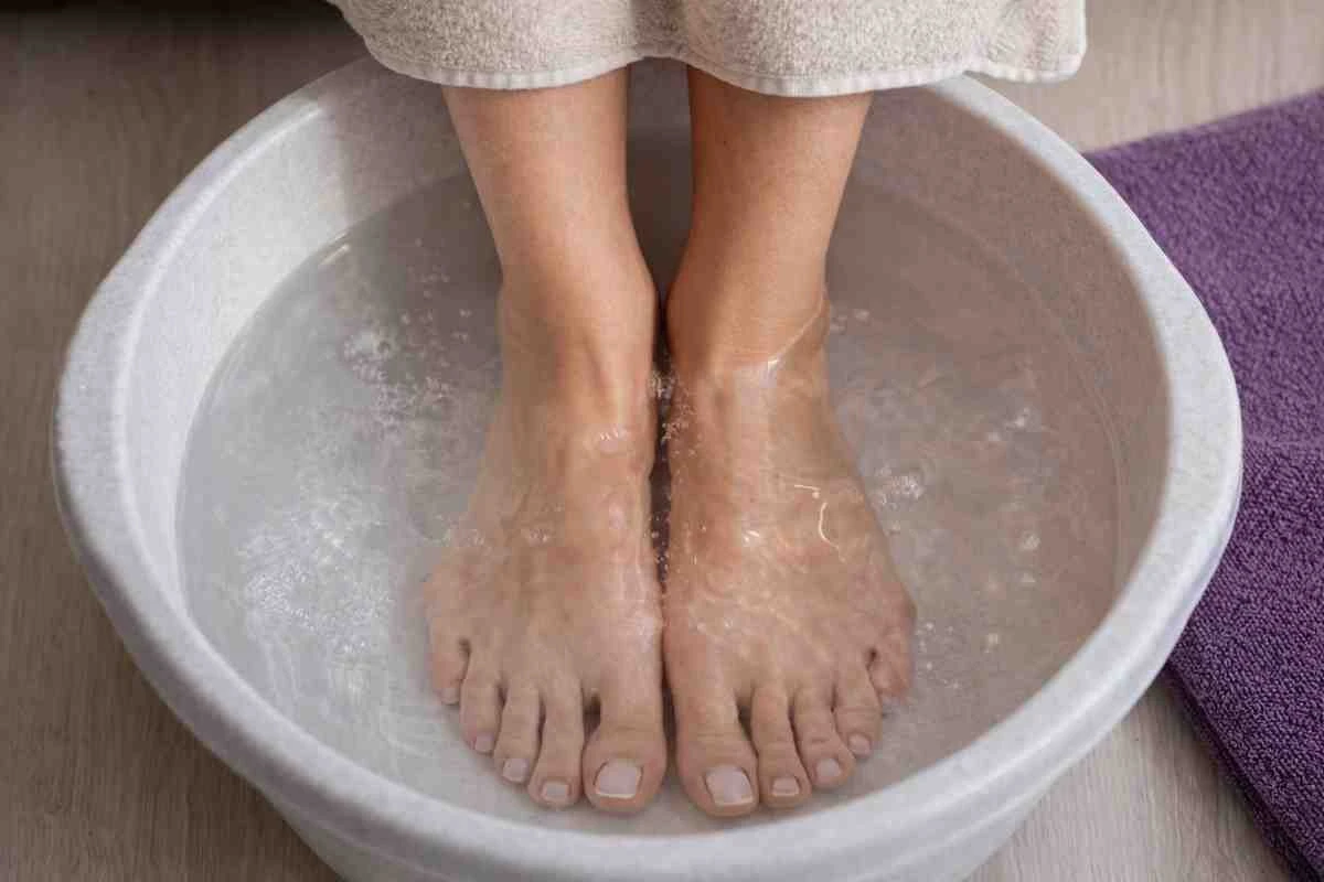 Domácí trik, na který ve vaší lékárně neupozorní: S tímto obyčejným nálevem budou vaše nohy zase lehké
