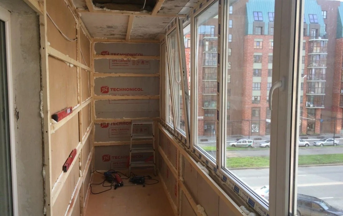 Soused se mi smál zateplení balkonu, teď prosí o schéma: +4 stupně zdarma