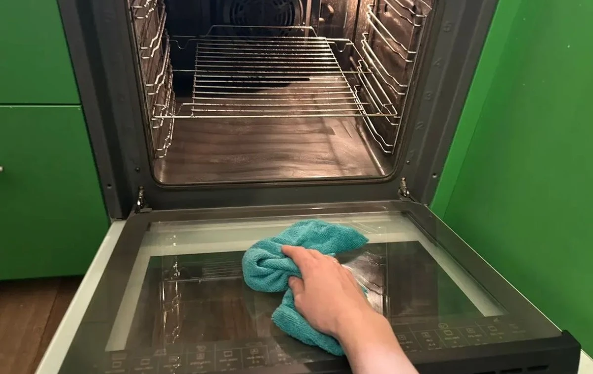 Секрет засиявшей духовки: 1 капля из аптечки легко справится с жиром за 2 минуты