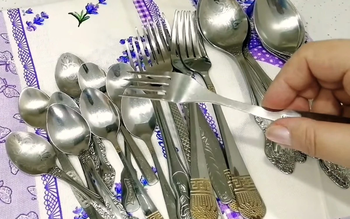 Jednou měsíčně namáčím lžíce do tohoto roztoku – s údivem zjišťuji, kolik nečistot se uvolní z „čistého“ nádobí