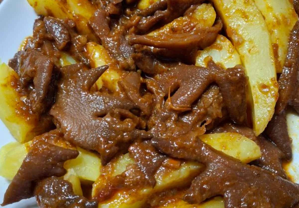 Co naši předci vařili z kohoutího hřebínku? Zapomenutý recept na sytý perkelt