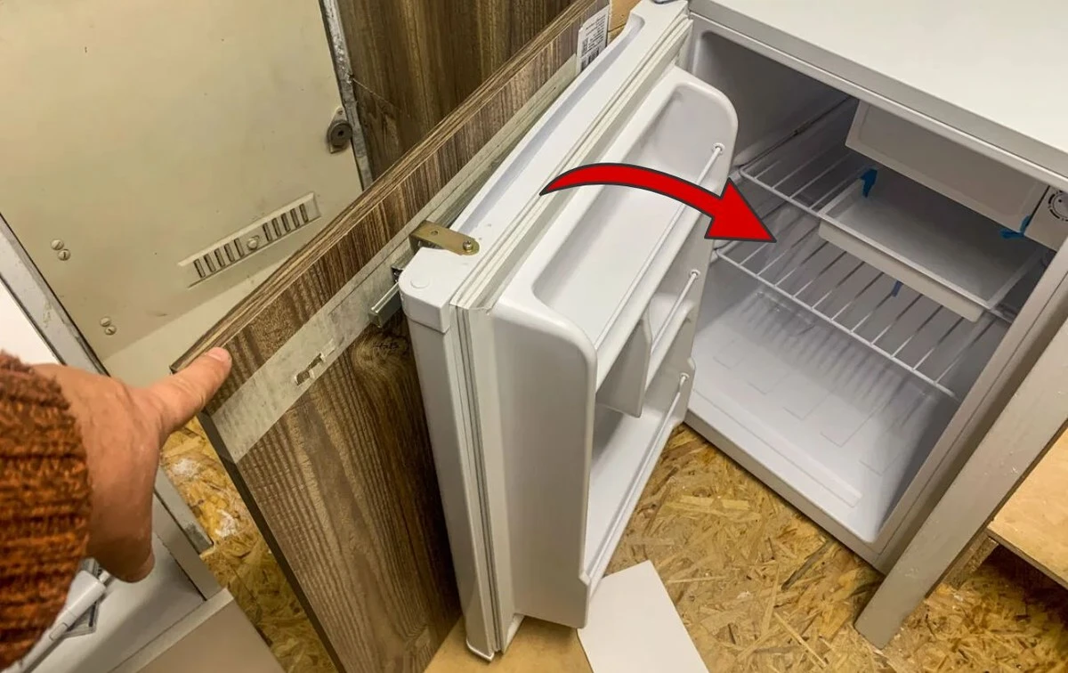 Žlutý plast v lednici zázračně zbělá za 20 minut: Smíchejte 1 věc z drogerie s peroxidem a drhnutí je minulostí