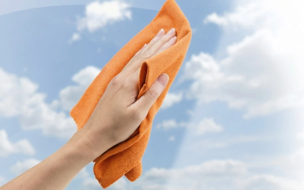 Proč peroxid vodíku vyčistí okna lépe než noviny a ocet