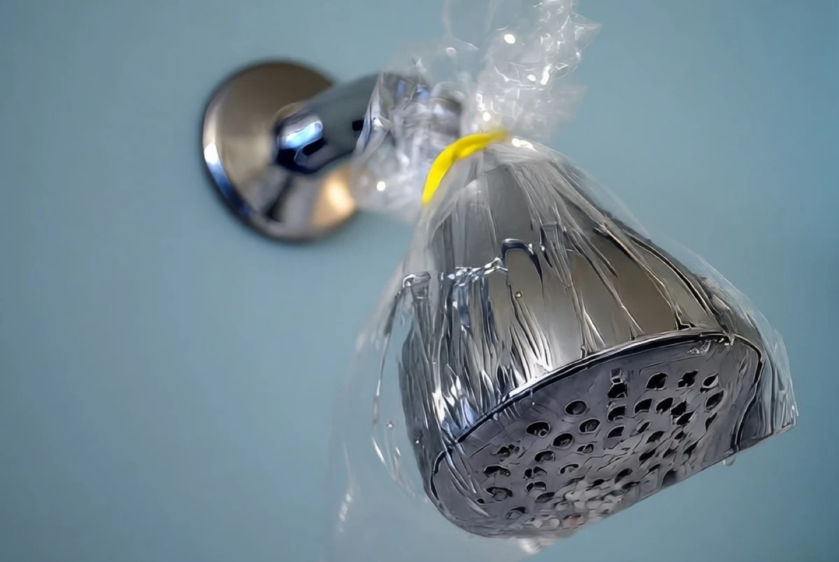 Proč zanesená sprchová hlavice ničí vaši pokožku a jak ji vyčistit během hodiny