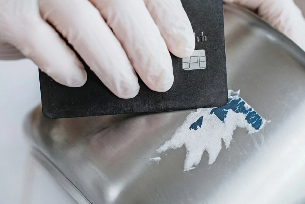 Jak se zbavit lepidla po cenovkách za pár sekund: Metody s věcmi, co máte doma