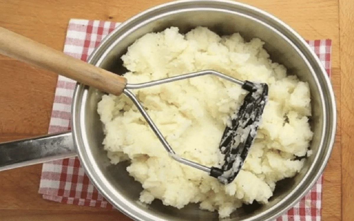 Proč místo vody vsadit na mléko při vaření brambor a jak to změní vaši bramborovou kaši