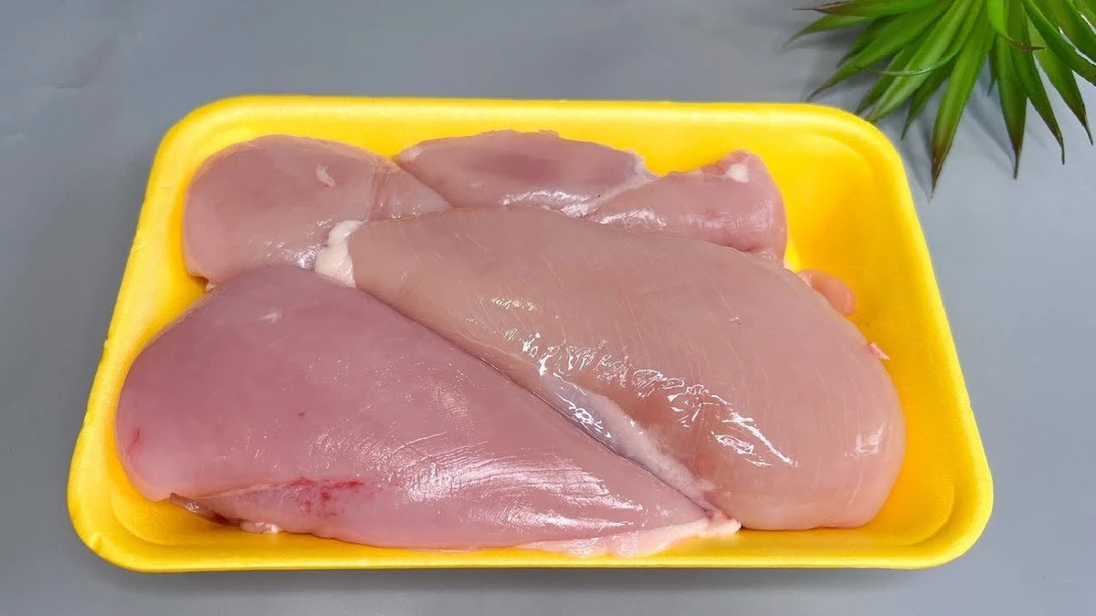 Jak během 3 sekund poznáte čerstvé kuřecí filé? Prozradil to zaměstnanec z masa