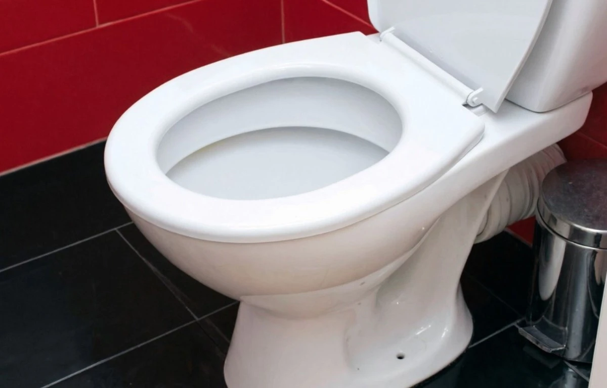 Močový kámen a rez záchodu zmizí za hodinu: vyzkoušejte tento super trik