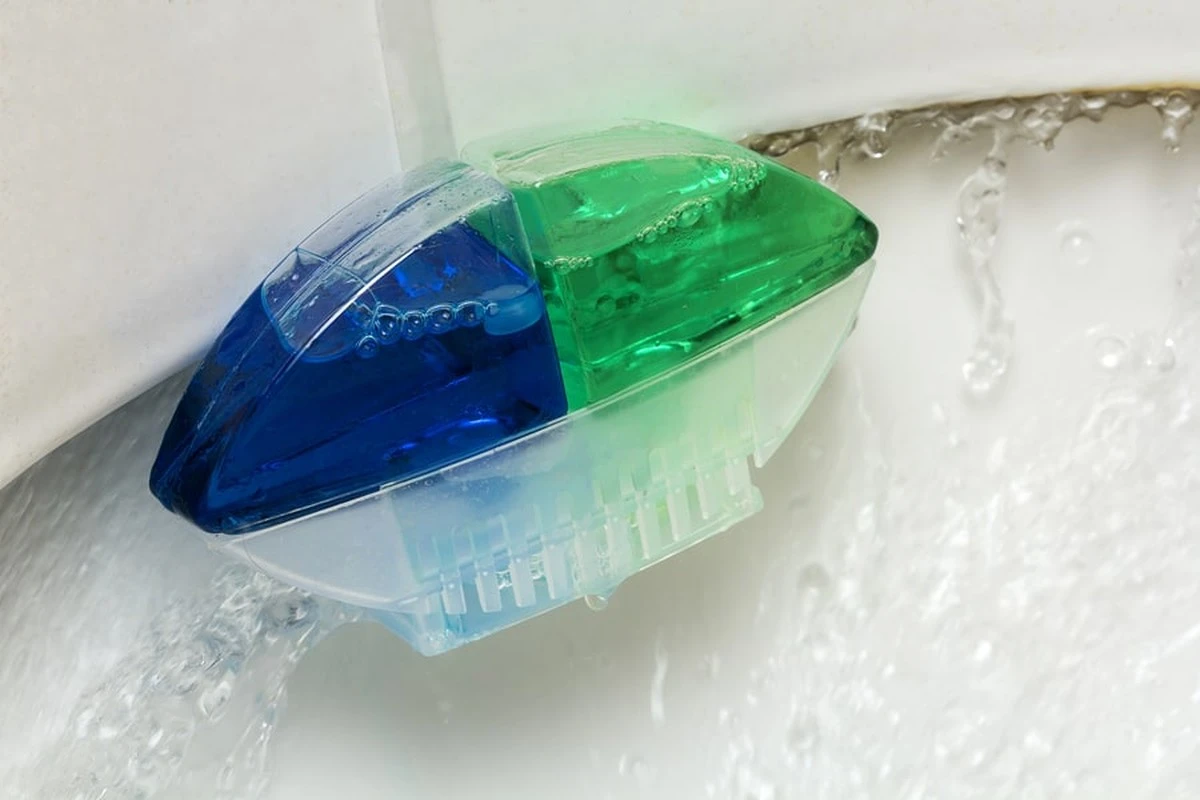 proczkusenehosp-extra-1.webp Proč zkušené hospodyňky dávají bobkový list do záchodu na celý den: chytrý trik, který málokdo zná - image 1