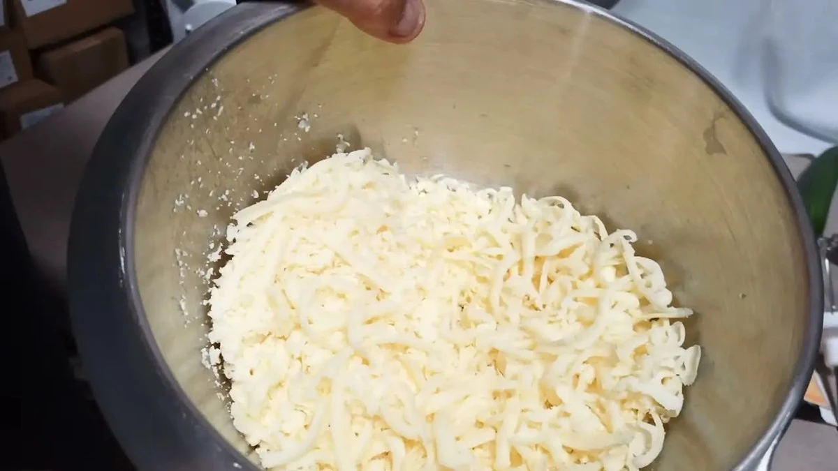 Proč se vyplatí strouhat si sýr doma: Skrytý důvod se skrývá ve složení kupovaného strouhaného sýra