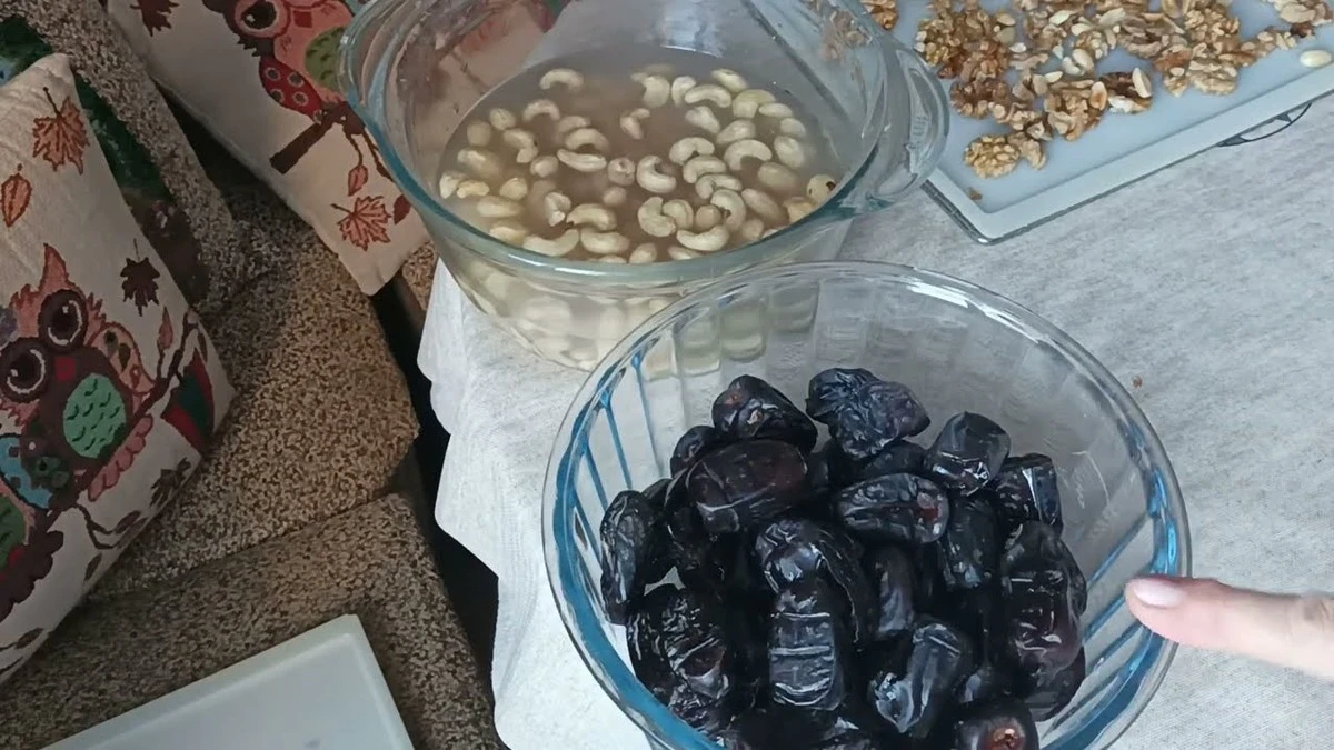 Proč zkušené hospodyňky namáčejí ořechy a sušené ovoce do slané vody: žádné lepivé zbytky a konzervanty