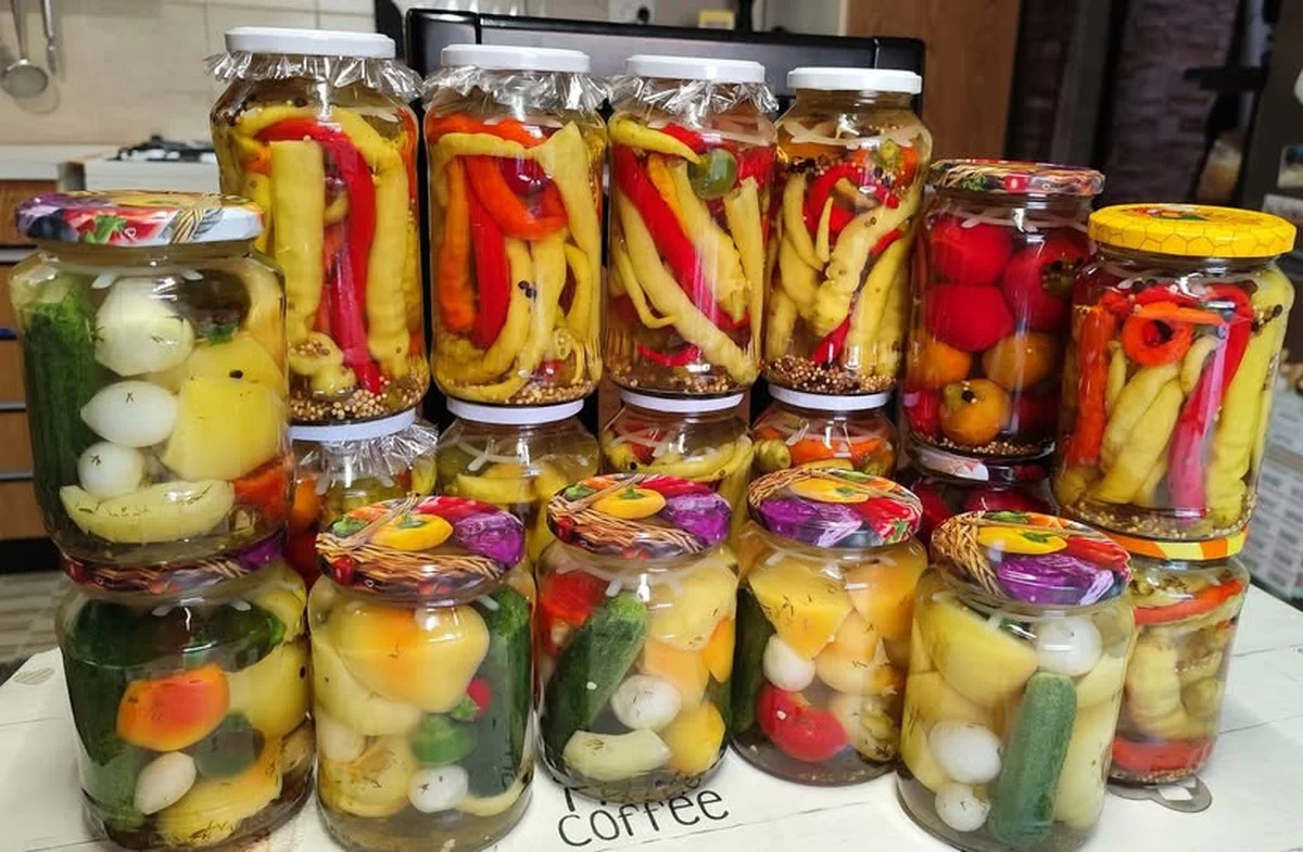 Ostřílený recept na pikantní nakládanou zeleninu, která mizí z talířů