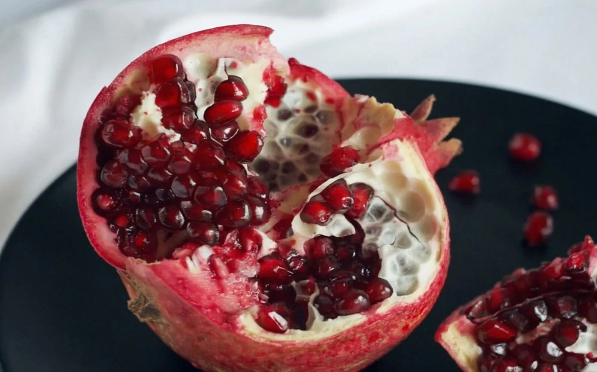С косточками или без: диетолог объяснил, как правильно есть гранат