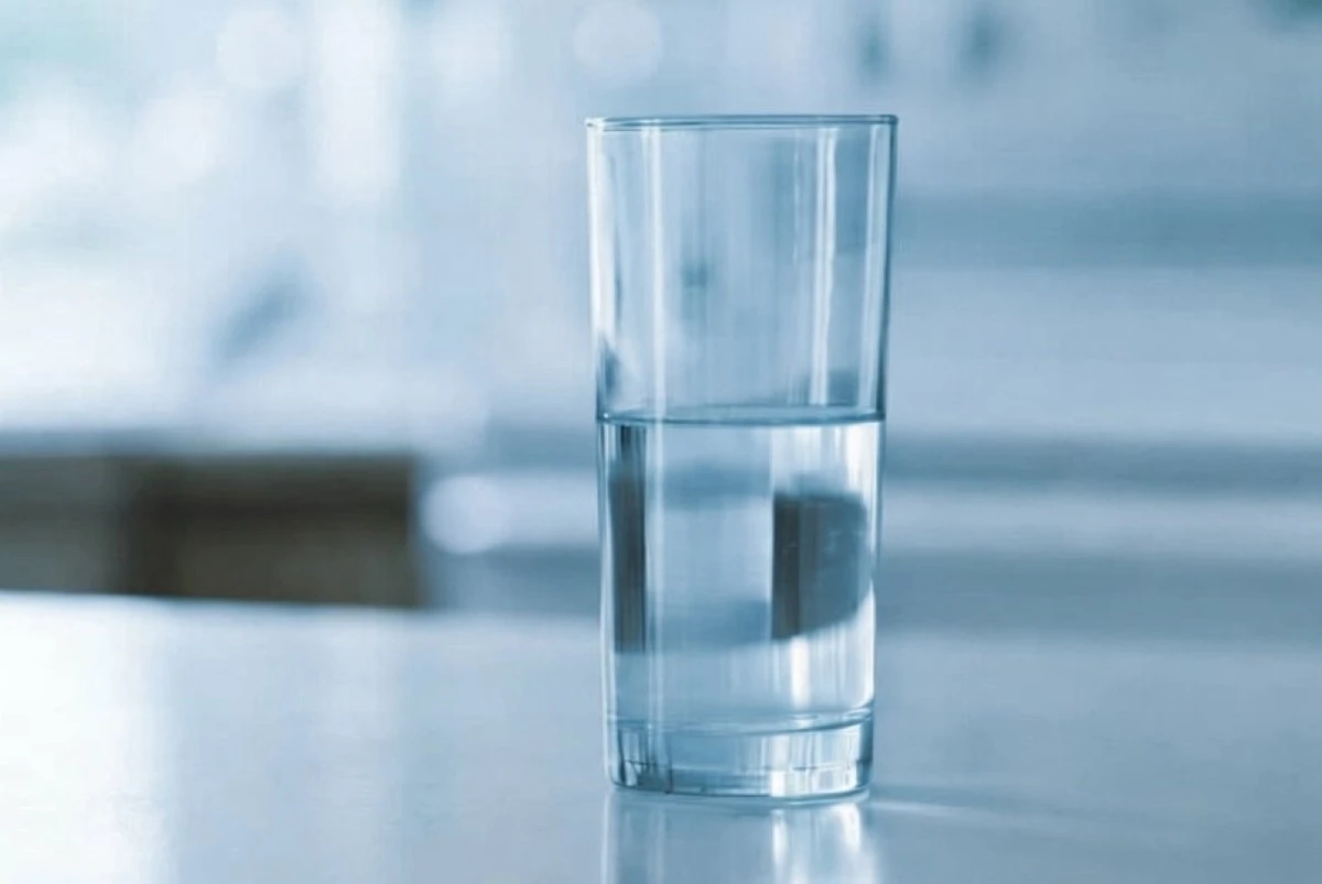 Proč pít vodu až po jídle? Lékaři se shodují na jednom prostém důvodu