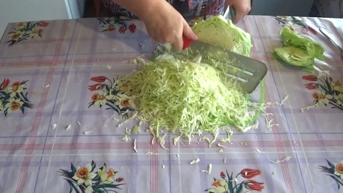 Jak nakrájet hlávku zelí za 5 minut bez nože: chytrý trik, který vám ušetří čas
