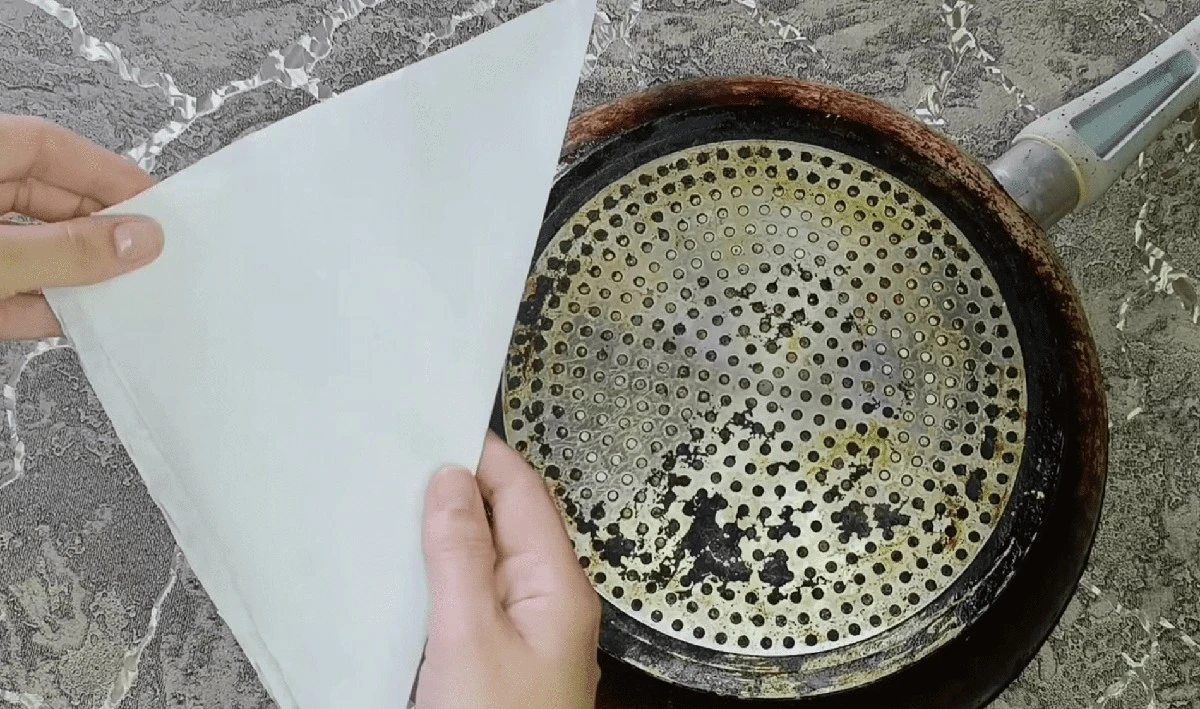 Proč zkušené hospodyňky dávají ubrousek na dno pánve