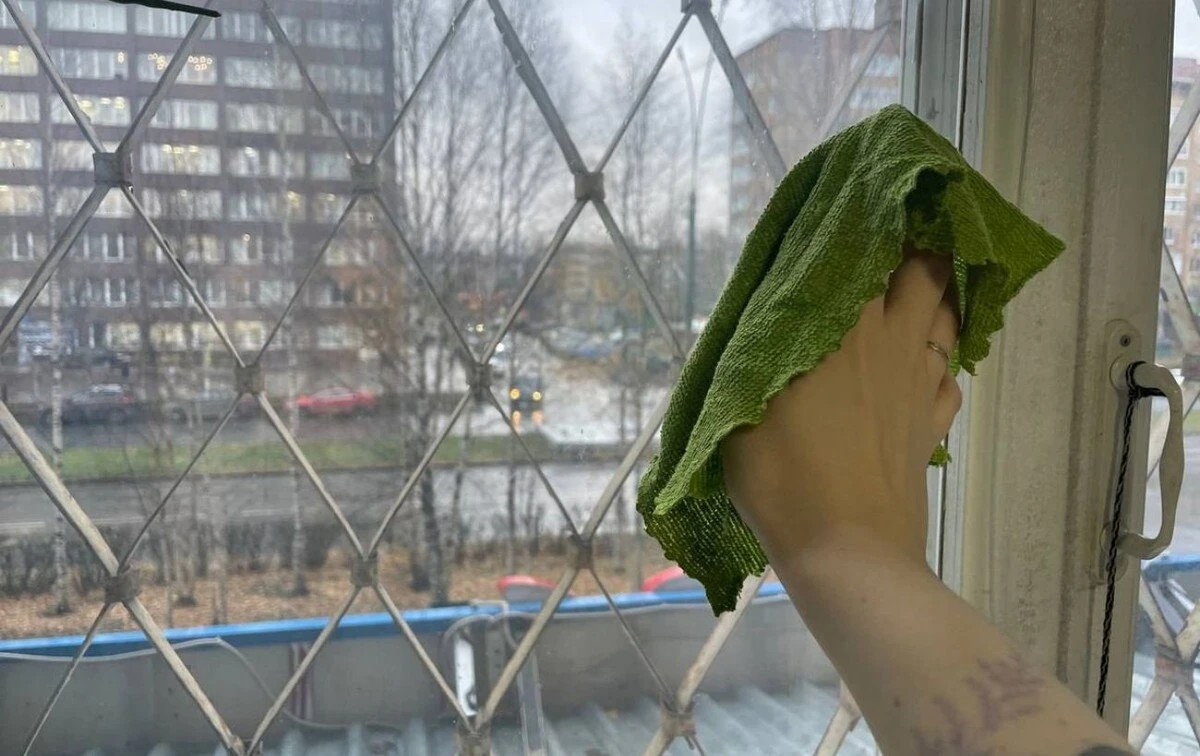 Zapomeňte na drahé čističe: 1 lžíce na litr vody a staré noviny vyřeší špinavá okna