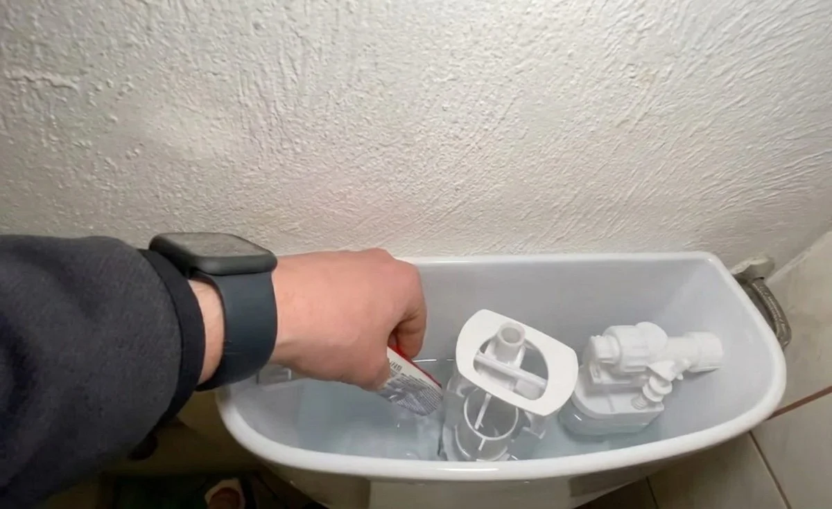 Nová triková metoda pro svěží toaletu: Jak staré pastě na zuby dát druhý život