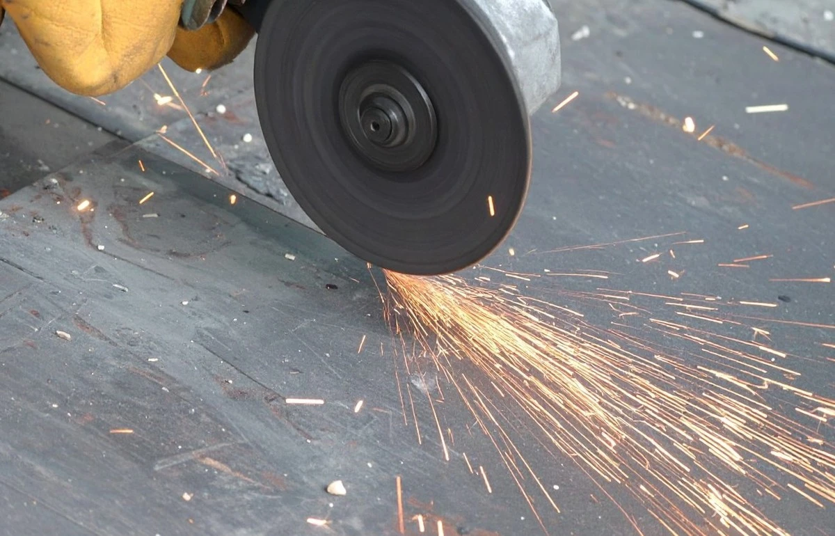 Proč zkušený kutil dává brusný kotouč obrázkem dovnitř: tajemství věčné životnosti úhlové brusky