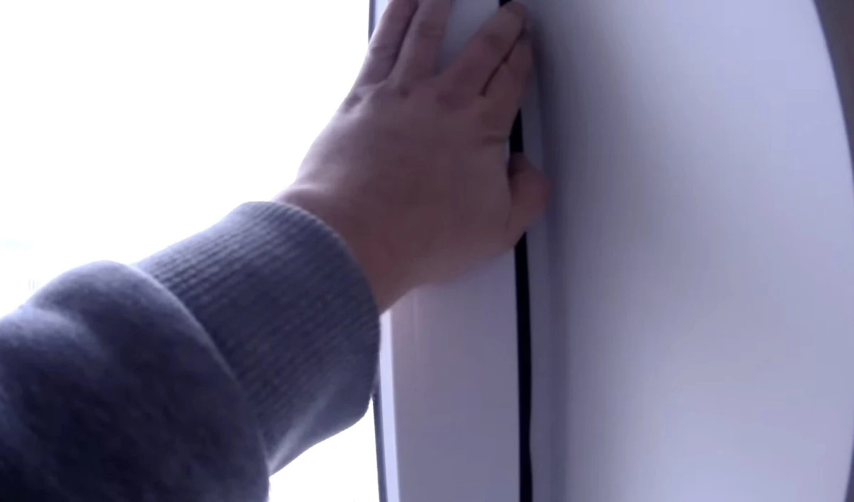 Коли холоди дмуть з підвіконня? 1 рулон пінопласту під шторою — і кімната стане теплою без обігрівачів