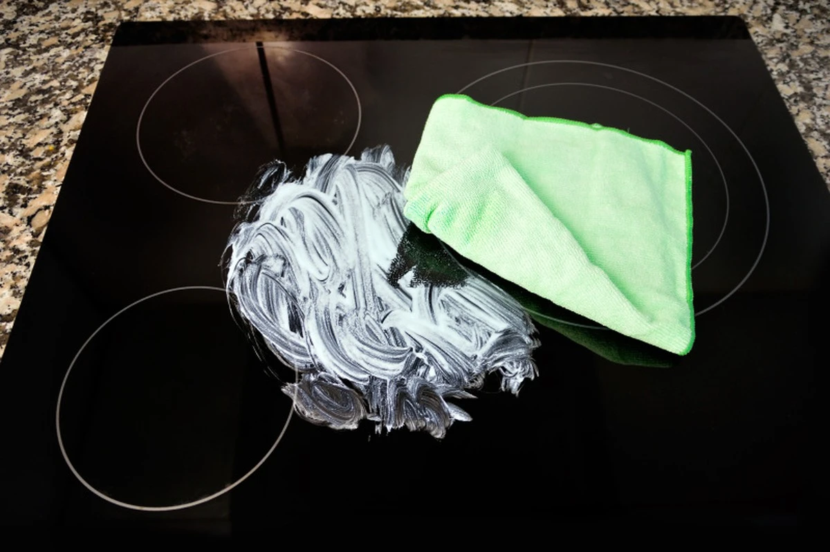 Zápasíte s mastnotou na varné desce? Triky za pár korun, které ji vrátí do záře původní. - image 1