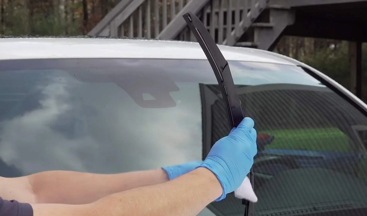 Proč vaši stěrače na autě skřípou a jak to jednoduše opravit