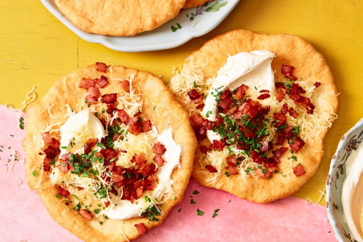 tajemstvinadych-extra-1.webp Tajemství nadýchaného langoše: Proč stačí jedna lžíce kefíru pro dokonalou texturu - image 1