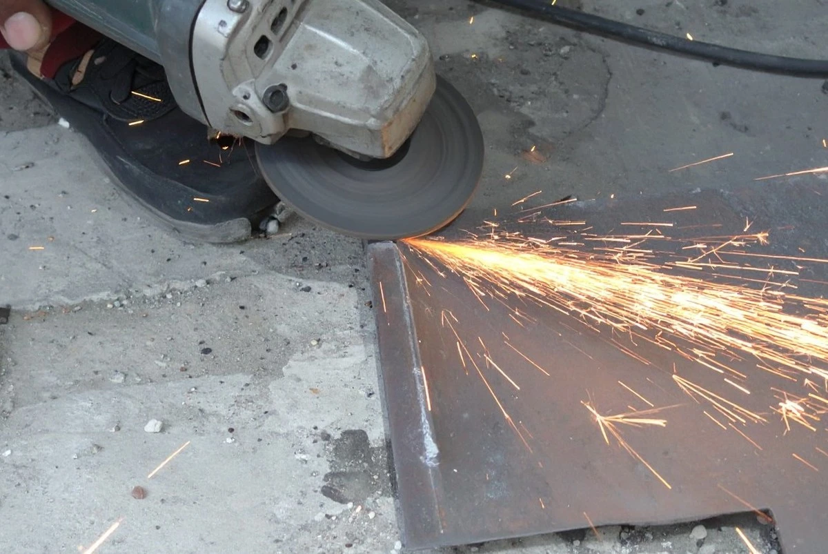 Proč bruska řeže kov jako máslo: tento jeden kotouč změní všechno