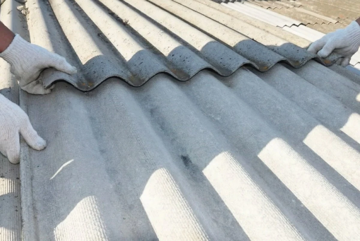 Jak položit eternit bez prasklin a netěsností: pět jednoduchých kroků a střecha vydrží dekády