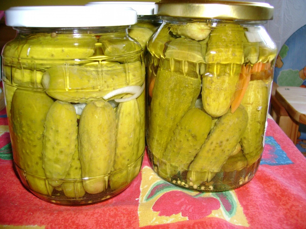 Zavařené okurky s bílým povlakem: Stará babiččina rada vám řekne pravdu, zda je lze jíst - image 1