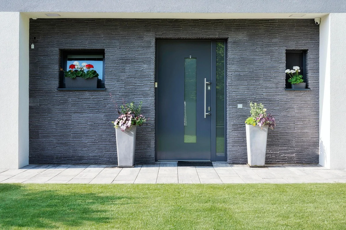 Chytré řešení: Jak sousedův malý trik zastavil průvan ve vchodových dveřích - image 1