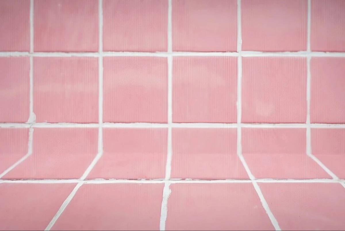 Stará spárovací hmota bude jako nová: obnovte vzhled dlažby za 10 minut