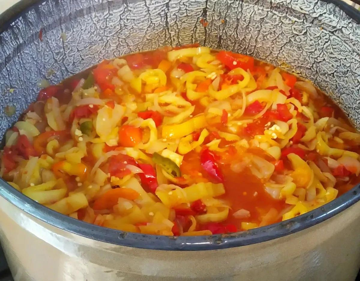 4 běžné chyby při vaření leča, které kazí jeho skvělou chuť