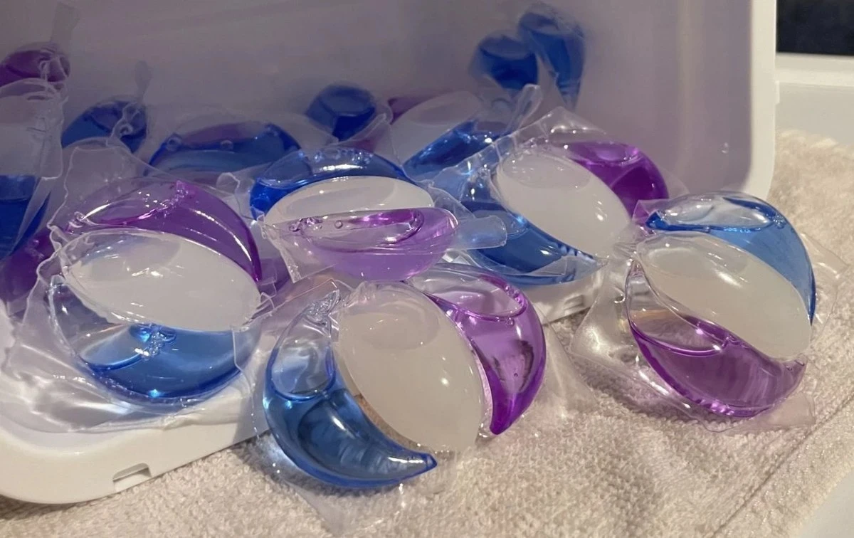 Kapsle na praní z drogerie: Nepoužívejte je na prádlo (můj chytrý trik) - image 1