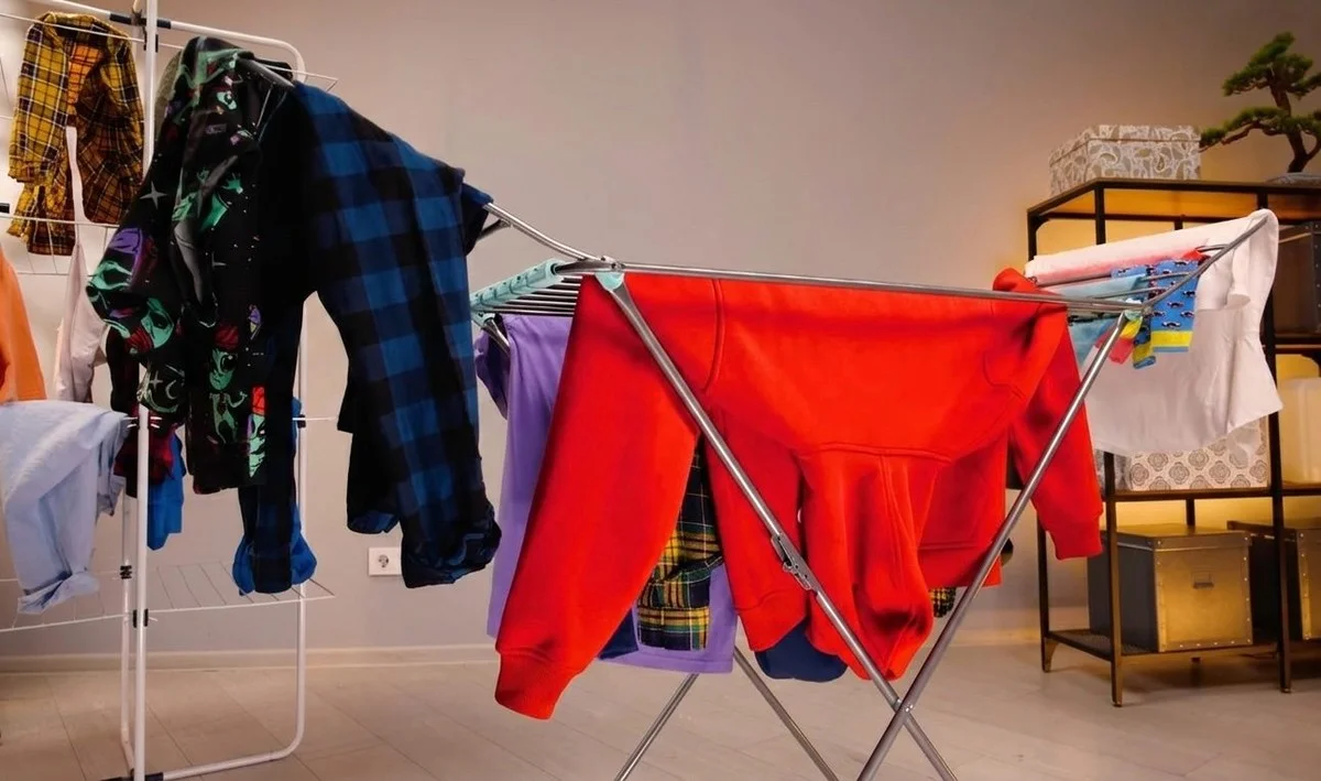Jak sušit prádlo v zimě rychle a bez zápachu: jednoduchý trik s ručníkem