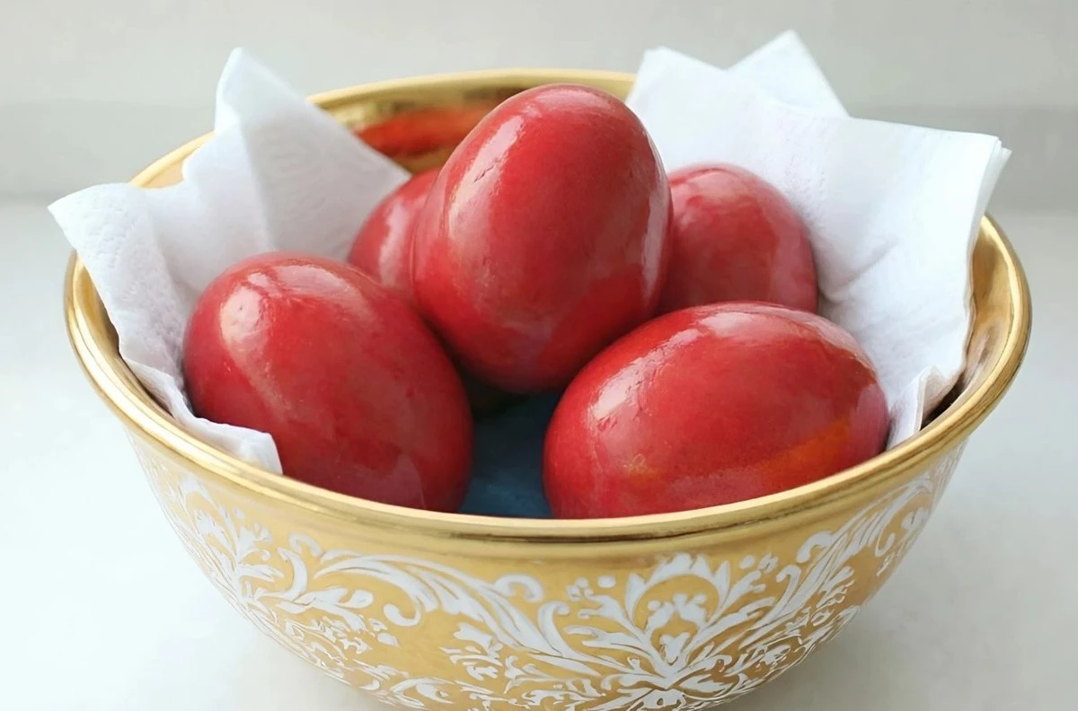 Velikonoční vajíčka v jahodovém odstínu: S tímto trikem je zvládnete bez cibule.