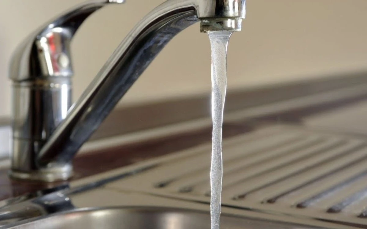 Tři kroky k křišťálově čisté vodě z kohoutku, které zná jen pár lidí